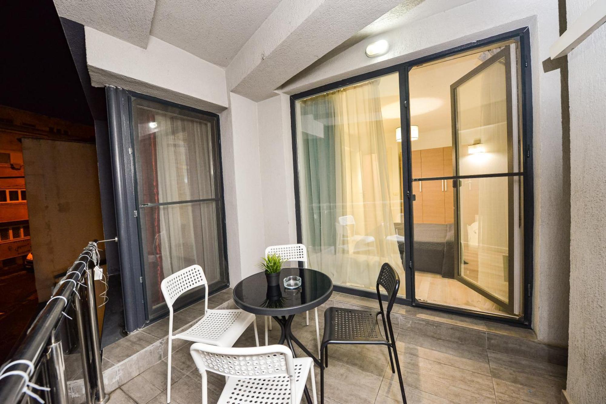 Dracula Adventure Tours Accommodation Bucarest Exterior foto