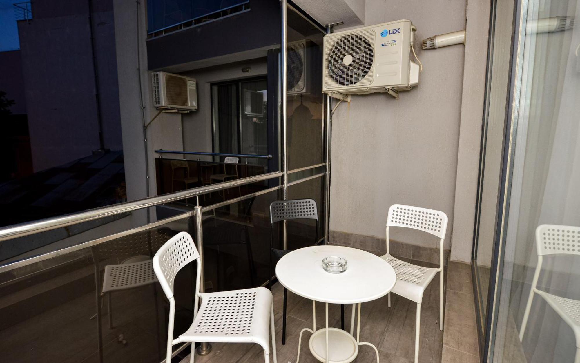 Dracula Adventure Tours Accommodation Bucarest Exterior foto